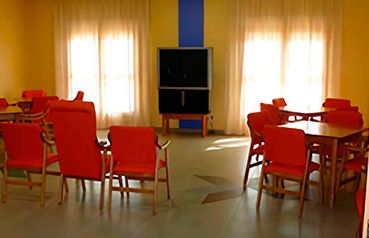 Residencia San Raimundo sala con mesas