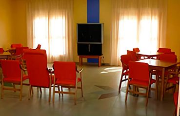 Residencia San Raimundo sala con mesas