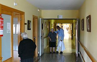 Residencia San Raimundo recepción con ancianos