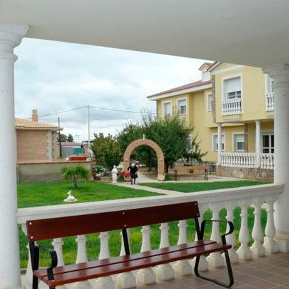 Residencia San Raimundo jardín y zona de descanso