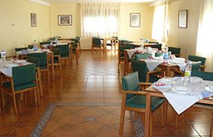 Residencia San Raimundo mesas de comedor